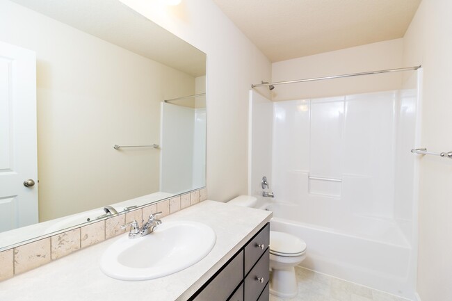 Building Photo - Move In Ready - 5 bedroom 3 Bath Townhome ...