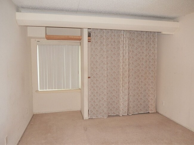 Building Photo - Charming 1 Bedroom 1 Bathroom Condo In Much Sought After EOS-21