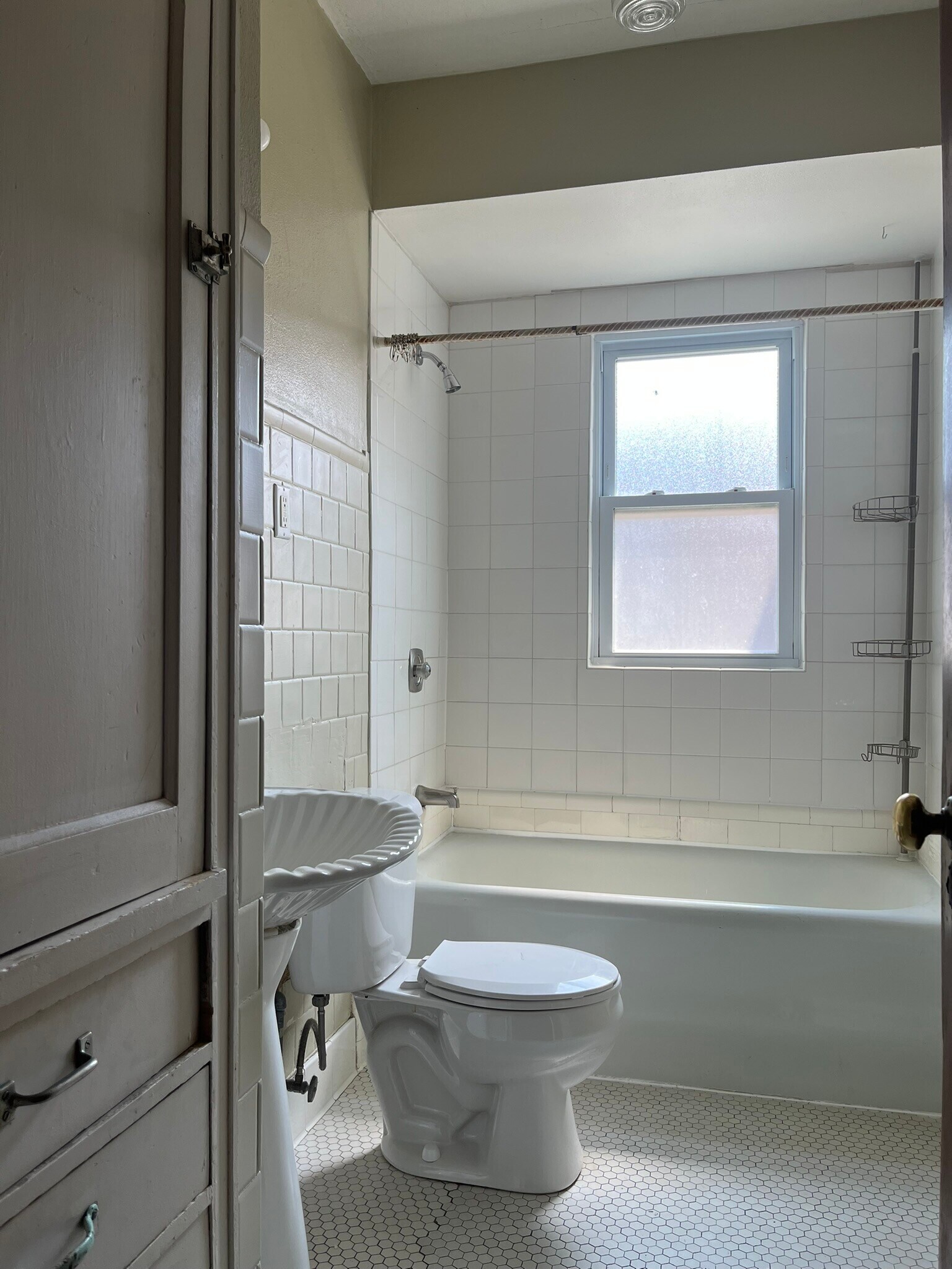 Building Photo - 3220 N Oakland Ave