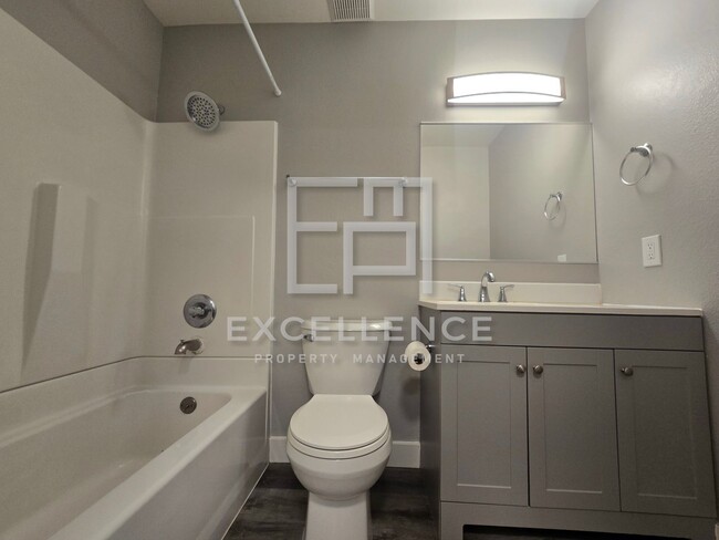 Building Photo - 2/2 Downstairs Condo with Patio, Washer an...