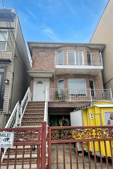 Building Photo - 113 Palisade Ave