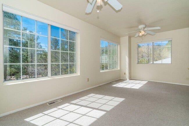 Building Photo - 4 bedroom 3 bath 2 car garage- Large Townhome In *Timber Ridge Subdivision*