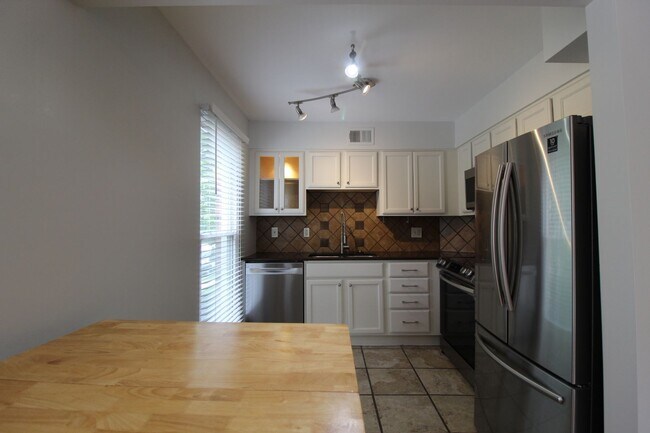 Building Photo - May free on this 2 br 1 bath apartment in the West Plaza  area
