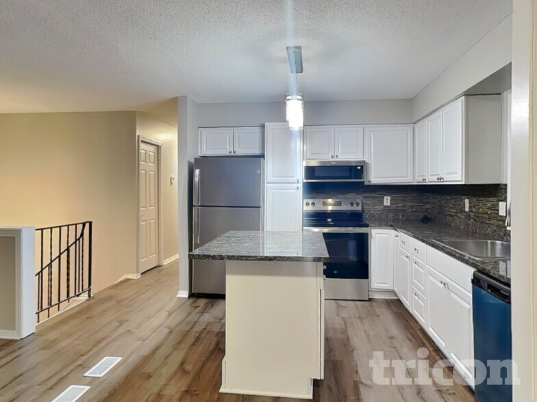 Building Photo - 6865 Buckingham Rd