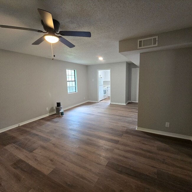 Building Photo - Completely Remodeled • 2/1 Duplex in Heber...