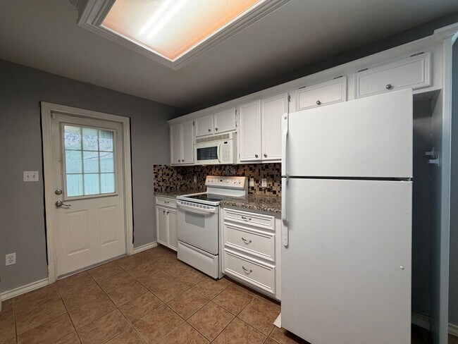 Building Photo - 6629 Kodiak Dr