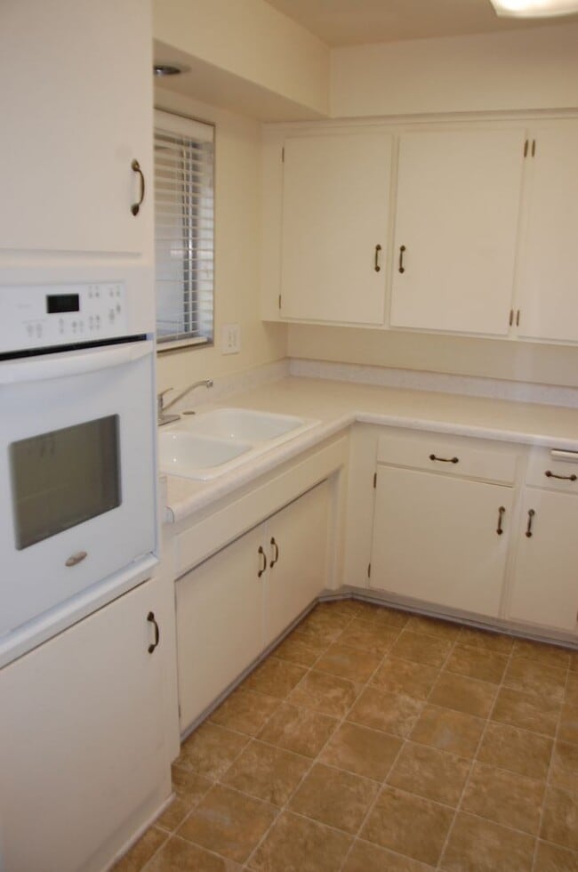 Building Photo - Encina Royale 3 Bedroom