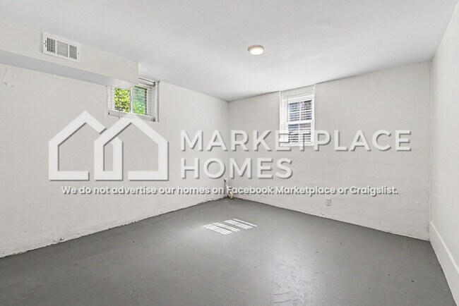 Building Photo - 1433 Sharon St NW