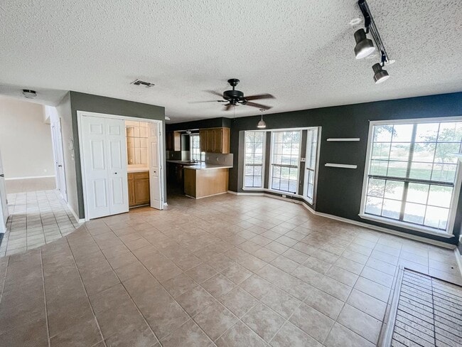 Building Photo - 418 Charleston Dr