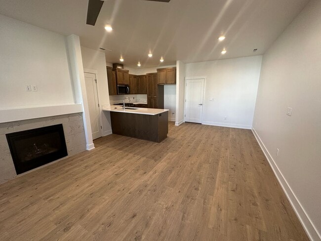 Building Photo - POOL & Clubhouse! 3 Bdrm, 2.5 Bath 1450 sq ft Townhouse, All Appliances, Gas Heat & A/C, Pet OK, ...