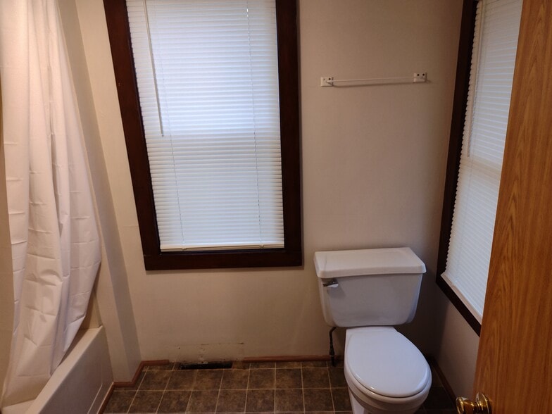 Building Photo - 420 Pontiac St