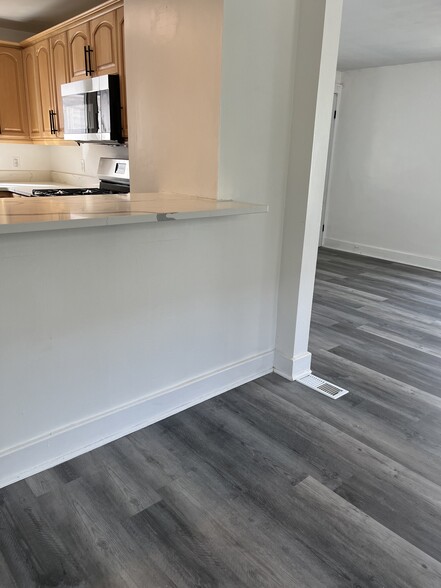 Building Photo - 337 Saint Lawrence Ave