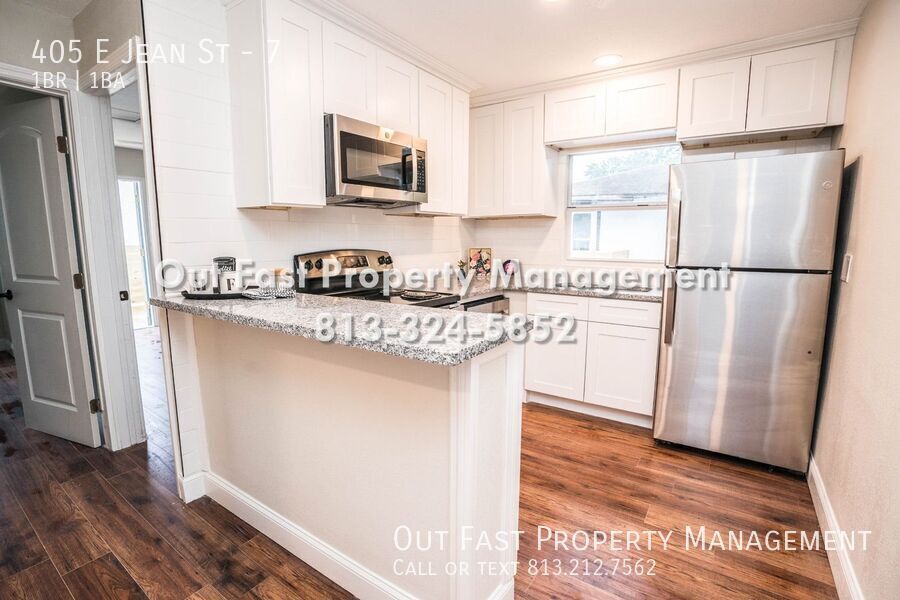 Building Photo - 405 E Jean St