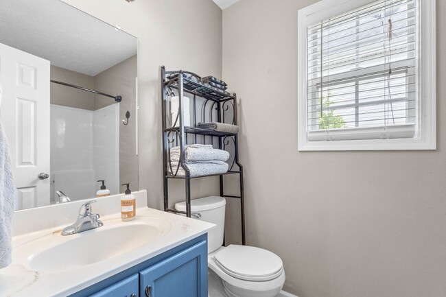 Building Photo - 557 Oakmont Dr