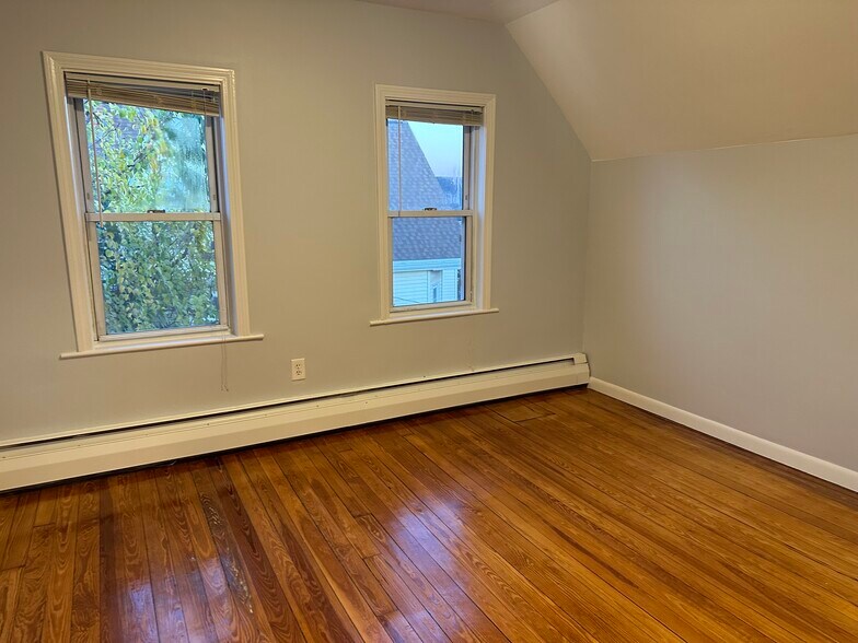 Building Photo - 42 William St