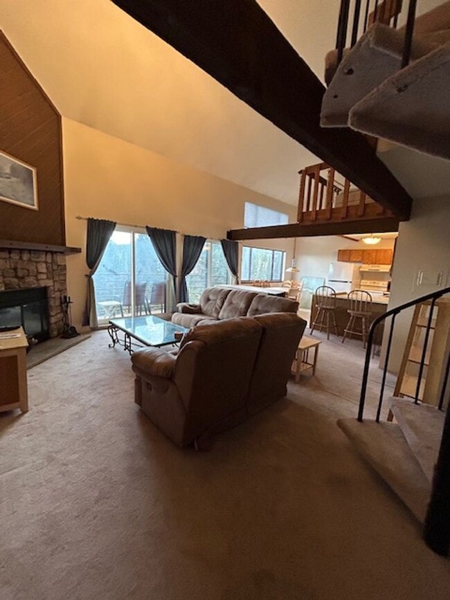 Building Photo - 2 bed plus large loft! All utilities inclu...