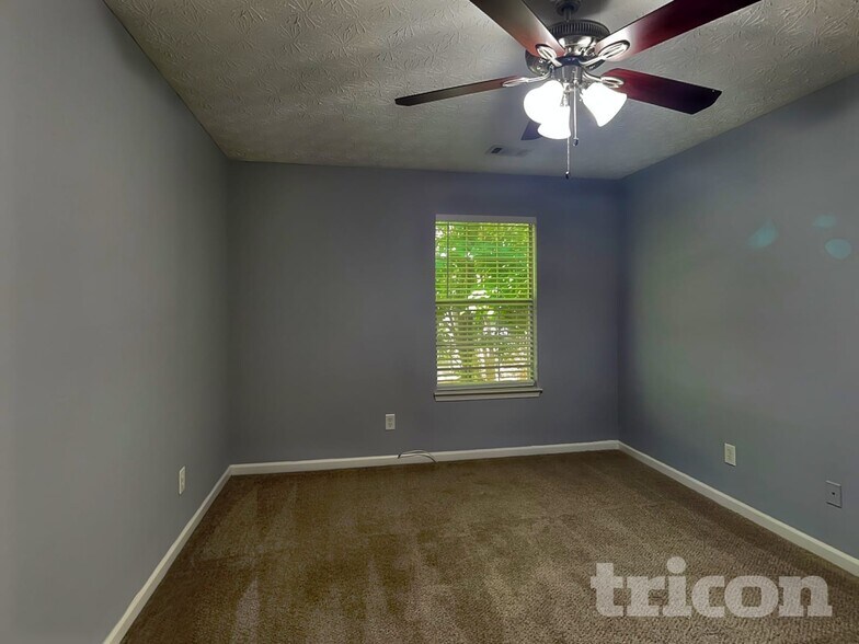 Building Photo - 1812 Cres Hill Dr NW