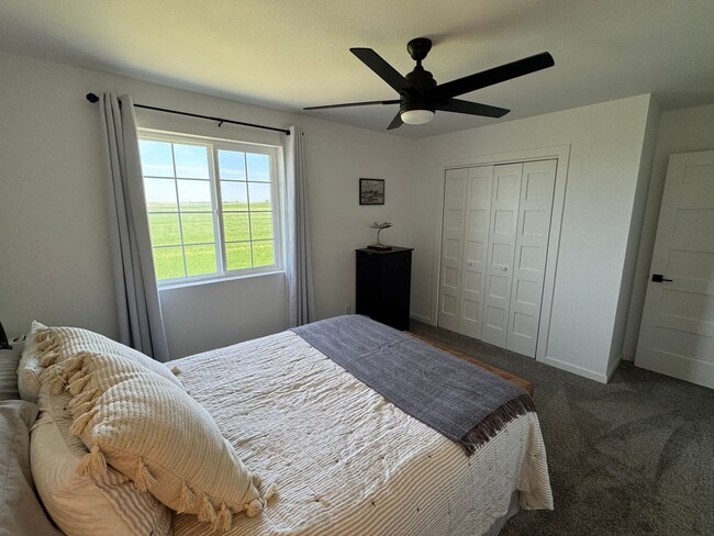 Building Photo - Beautiful 3 bed 2.5 bath Townhome
