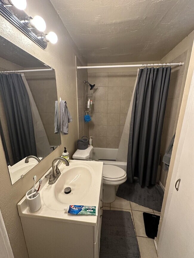 Building Photo - Charming & Cozy Back House Near Texas Tech!