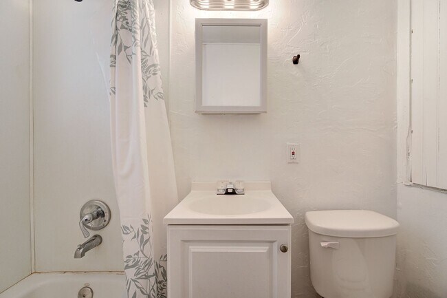 Building Photo - Cozy 2BD/1BTH Home Move In Ready Minutes f...