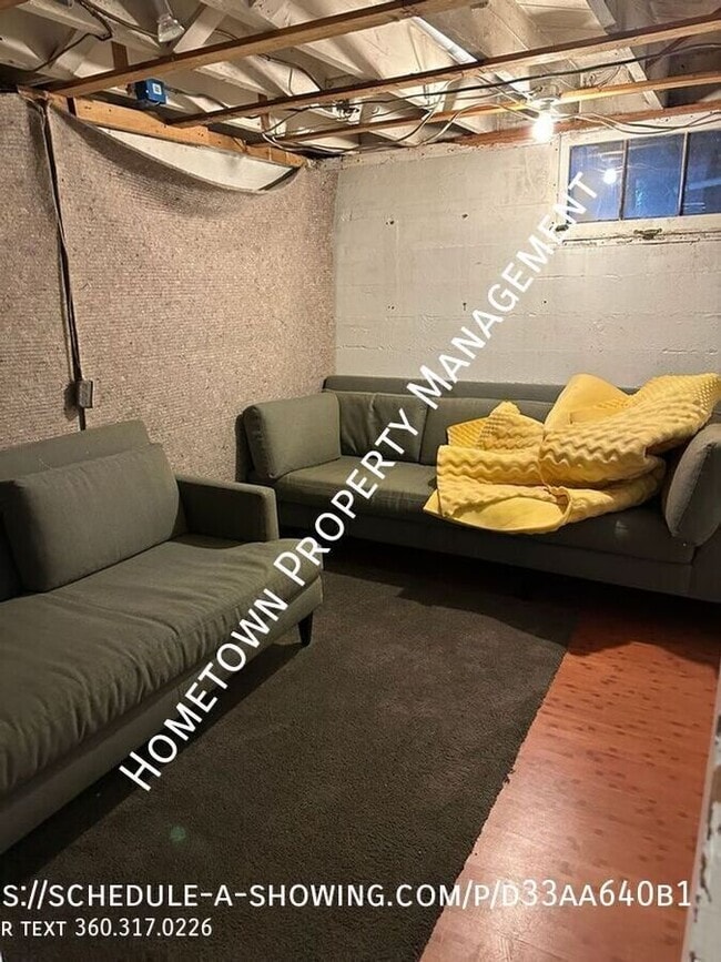 Building Photo - 912 Carlyon Ave SE