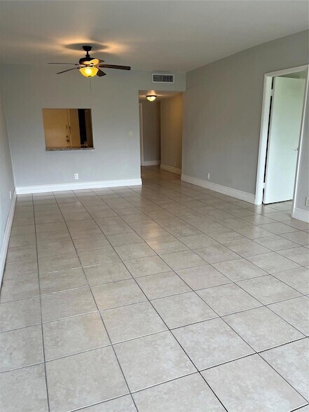 Building Photo - 3100 N Palm Aire Dr