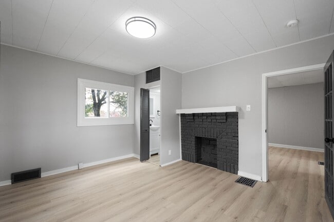 Building Photo - Stunning 2 bedroom home in Whitaker available January 15!