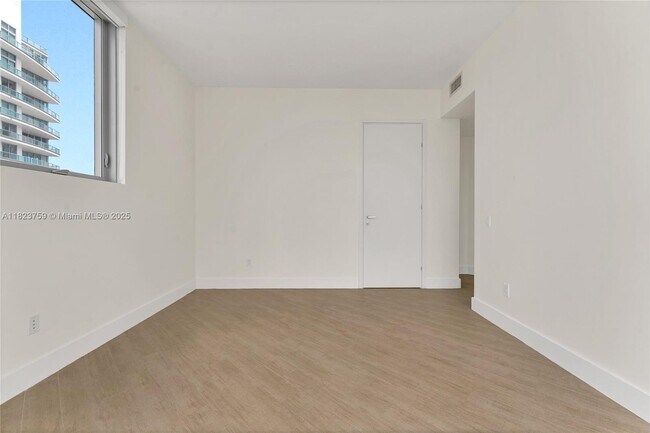 Building Photo - 1300 Brickell Bay Dr