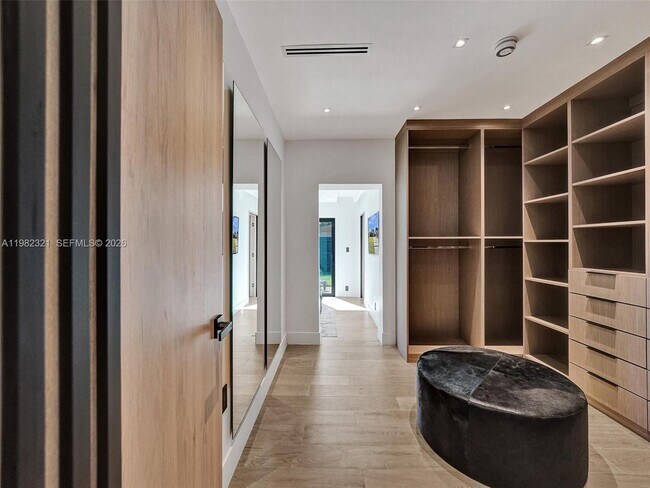 Building Photo - 2066 NE 174th St