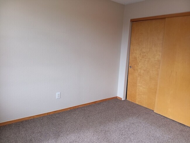 Building Photo - 3 Bedroom, 2.5 Bathroom Home! Schedule a Showing Soon!