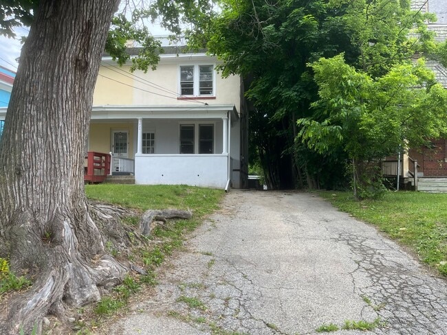 Building Photo - Newly Renovated 3 Bedroom House