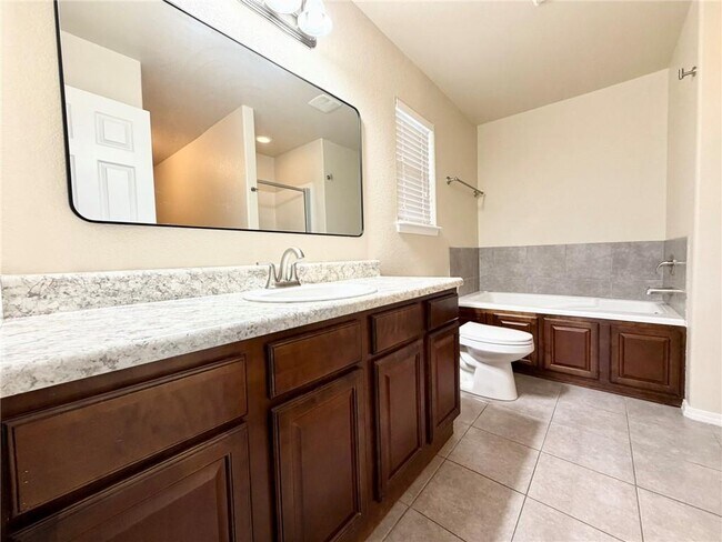 Building Photo - 610 Saddlehorn Dr