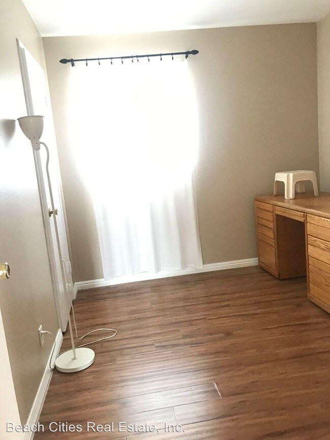 Building Photo - 3 br, 1.5 bath House - 9868 Continental Dr.