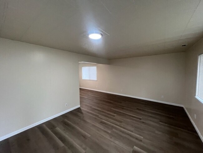 Building Photo - Single Level Home w/ Open Floor Plan