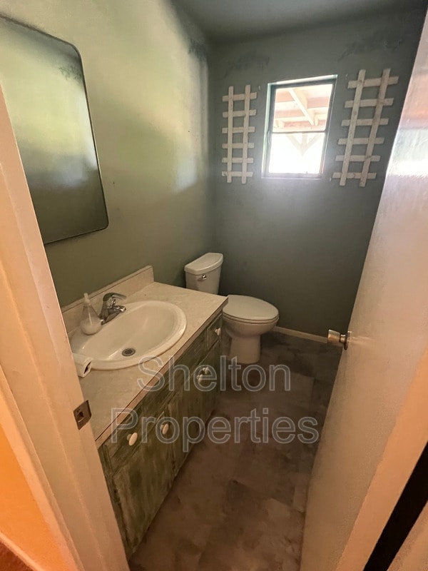 Building Photo - 718 W Glenn Dr