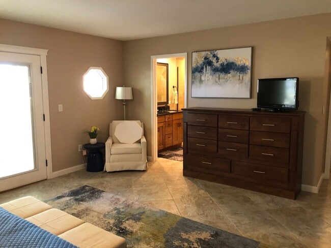 Building Photo - 45+ Active Adult Resort Community Updated Golf Course Property Available APRIL 2026 through Decem...