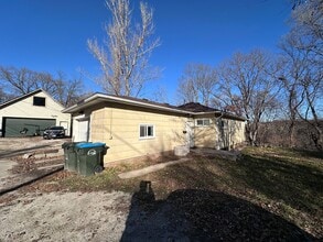 Building Photo - 2 Bedroom house with 1 car attached garage $825 per month