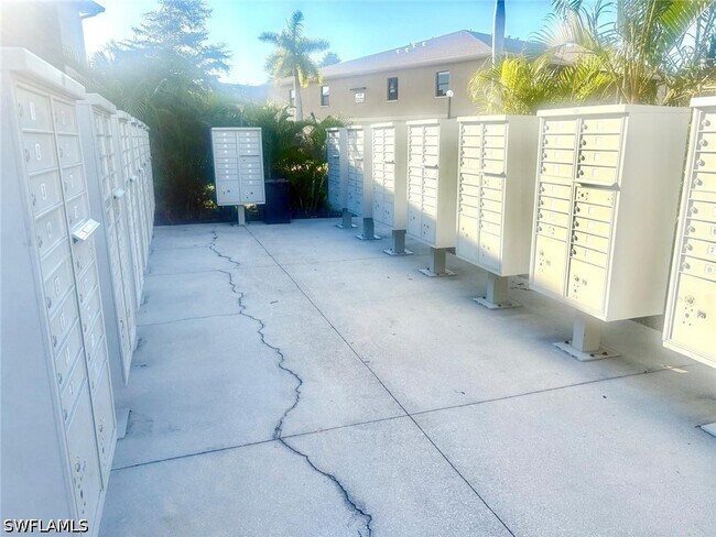 Building Photo - 5315 Summerlin Rd
