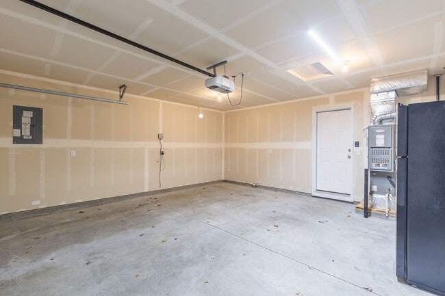 Building Photo - 3 bed 2 bath home