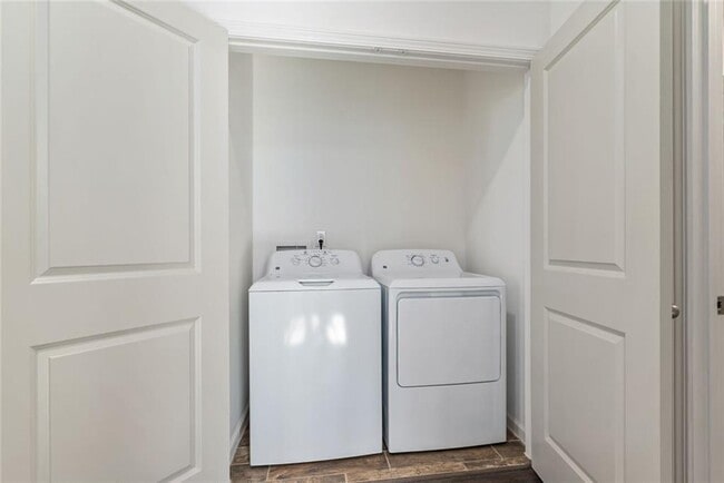 Building Photo - 1060 Grant Way SE