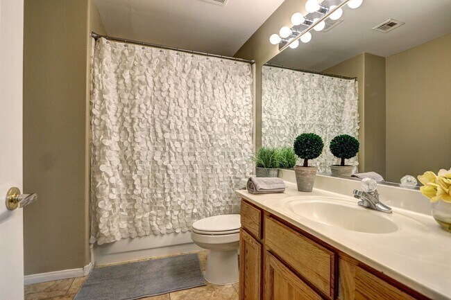 Building Photo - WONDERFUL HOME LOCATED IN DESIRABLE NORTH ...