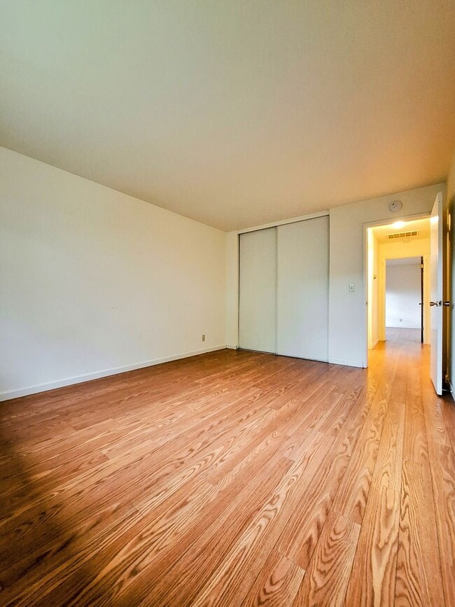 Building Photo - Charming 2bd Duplex With Private Yard & Garage