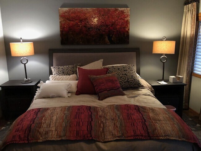 Building Photo - 4 Bedrooms, 3 Bathrooms Fully Furnished La...