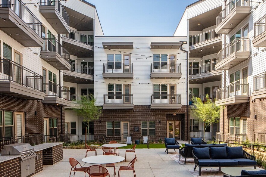 Building Photo - 13701 Montfort Dr