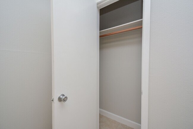 Building Photo - 2117 Thonig Rd