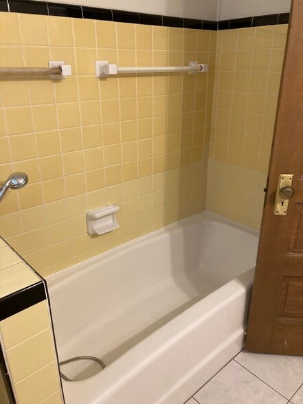 shower/tub - 4916 Berthold Ave