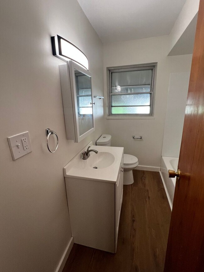 Building Photo - Charming 3-Bedrooms 1 bath with Hardwood F...