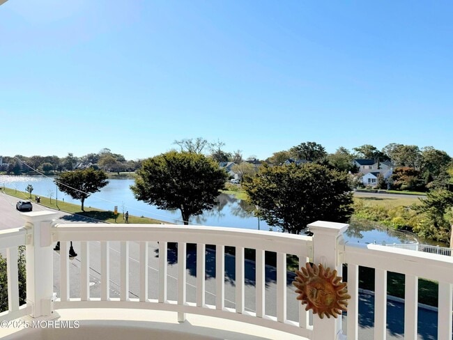 Building Photo - 2 Main St