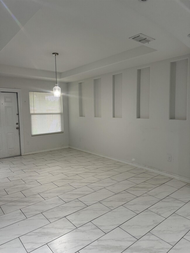 Building Photo - 2931 Rowan Dr