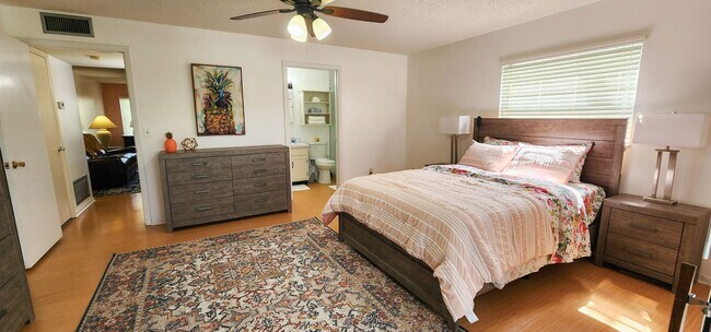 Building Photo - Coming Soon! Beautifully furnished 1 bedroom 1.5 bath condo